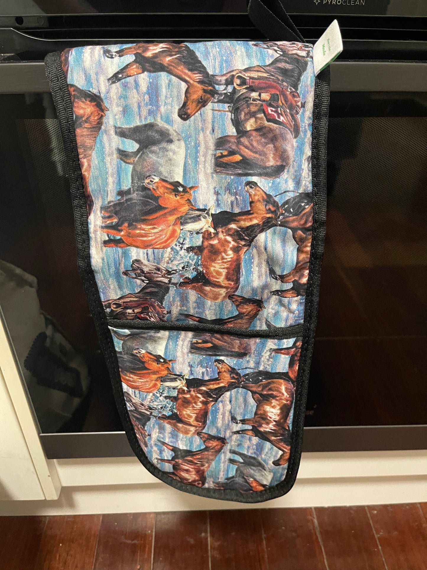 Ready made oven mitt - Horses