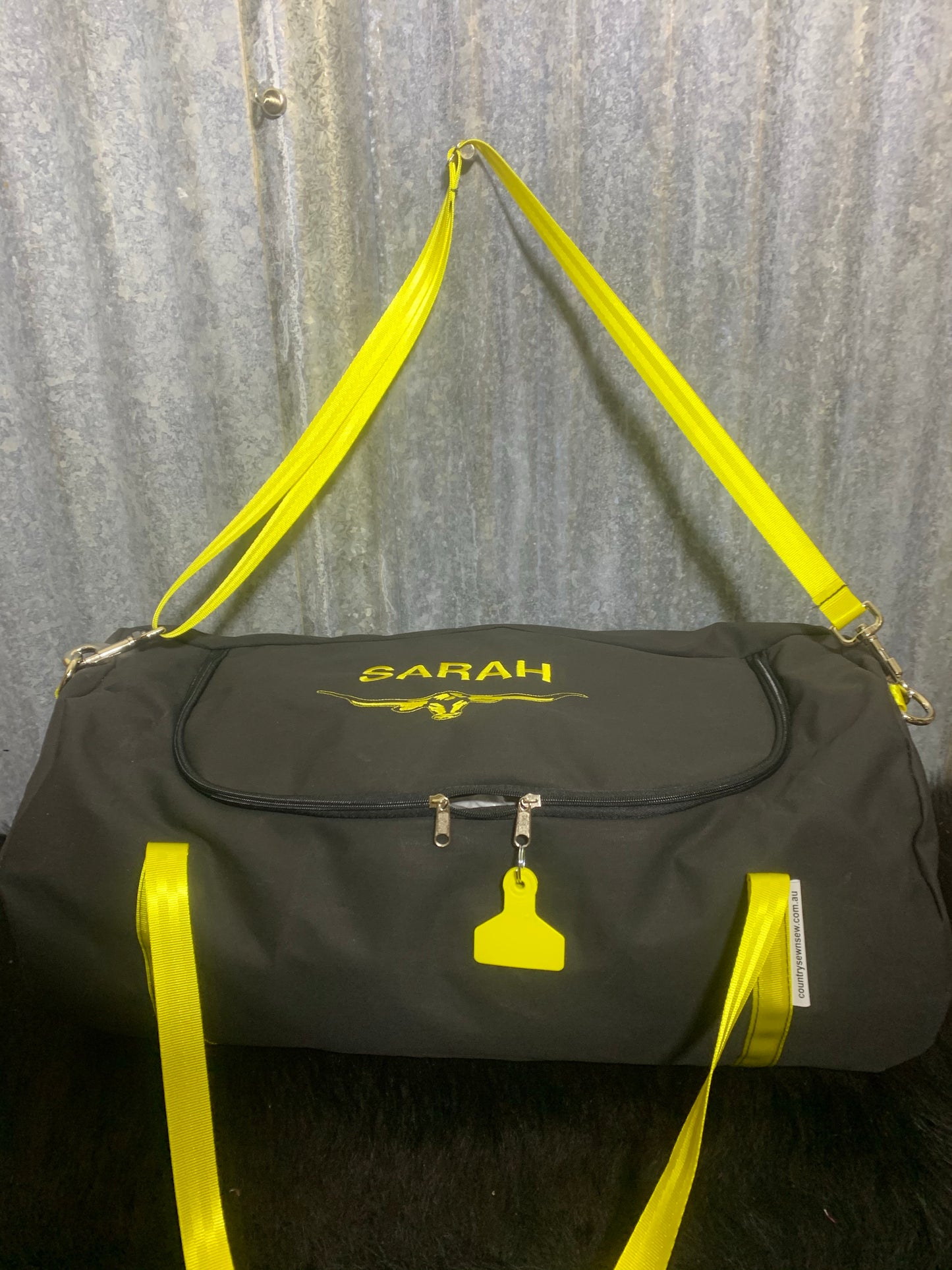 Duffle embroidered.