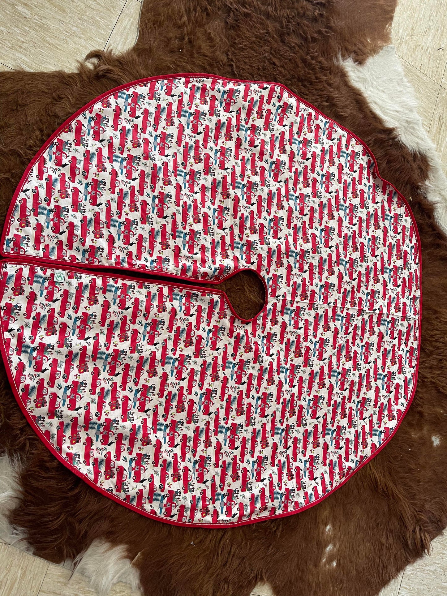 Christmas Tree Skirt - red utes